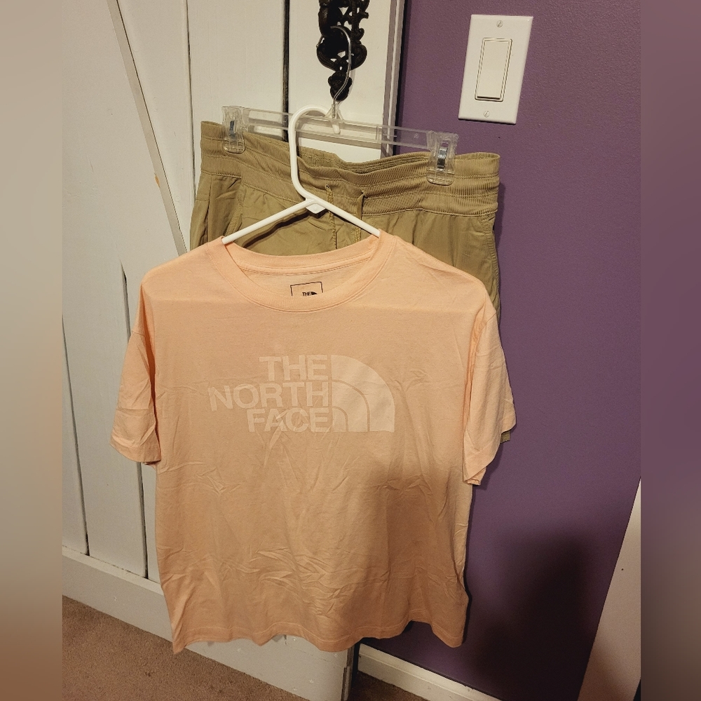LAST CHANCE! Women's North Face Tshirt and Shorts lot